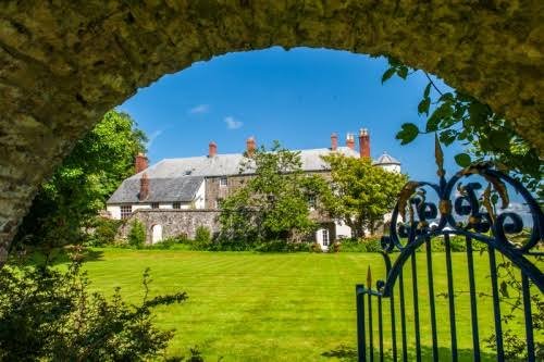 Clovelly Court